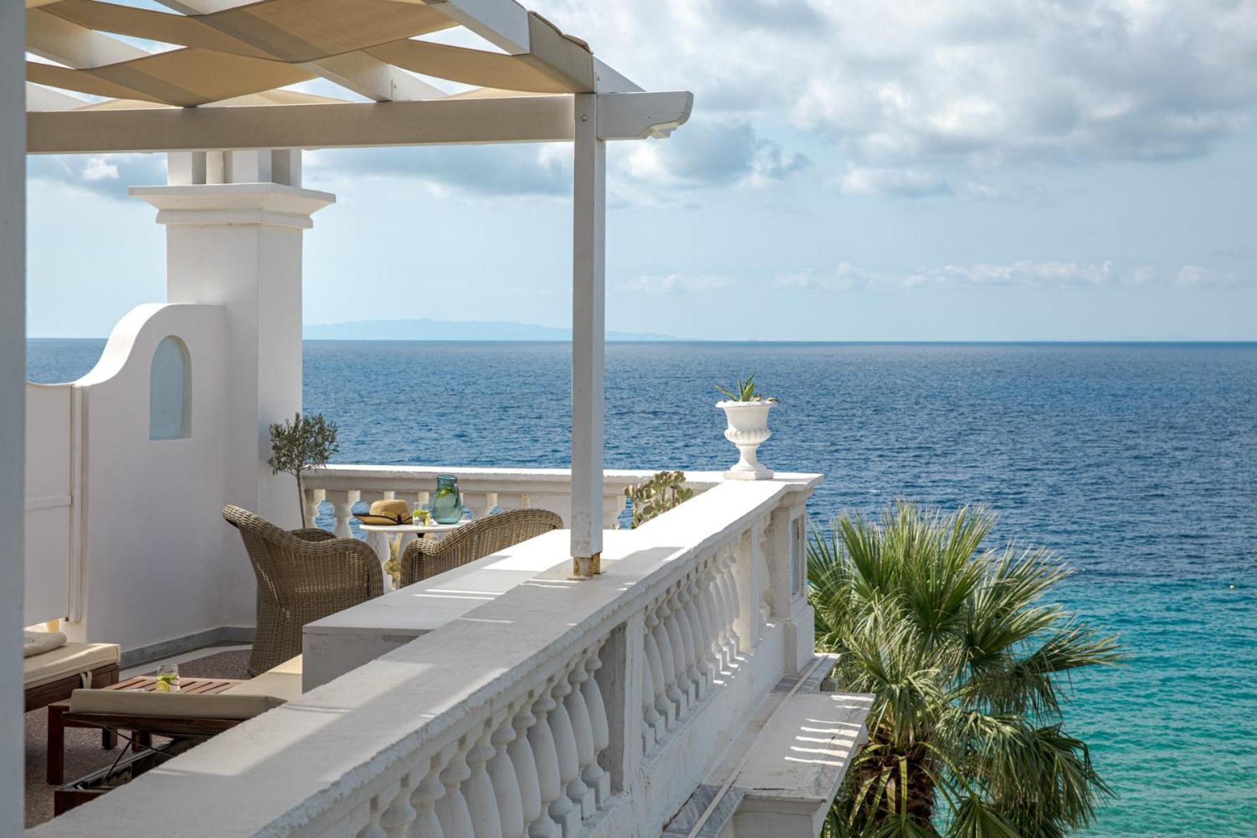 Aneroussa Beach Hotel バトシ エクステリア 写真