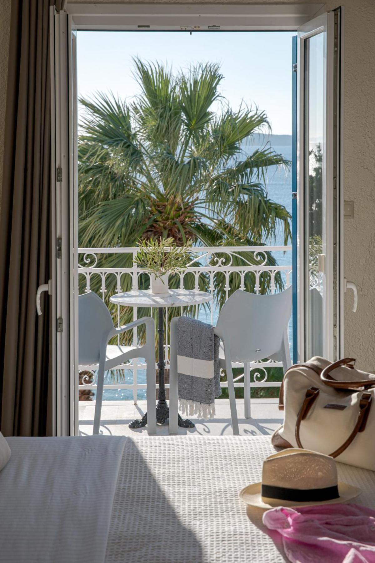 Aneroussa Beach Hotel バトシ エクステリア 写真